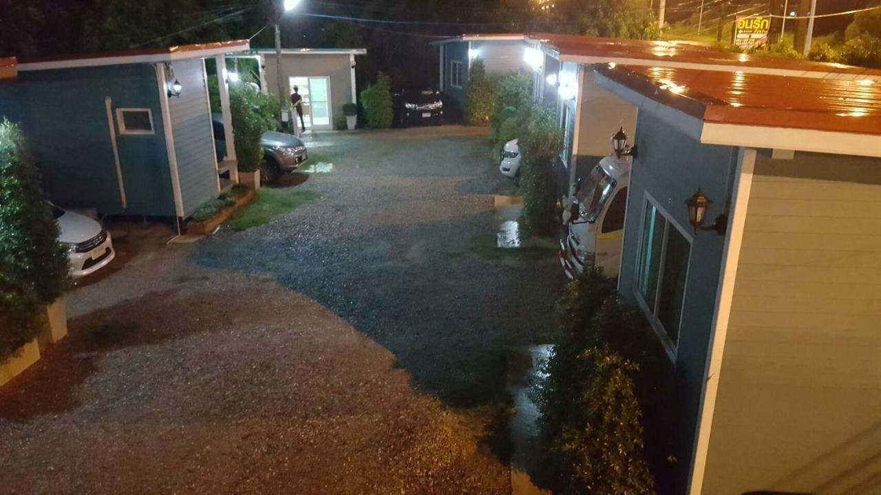 In Love Resort Chainat Bagian luar foto